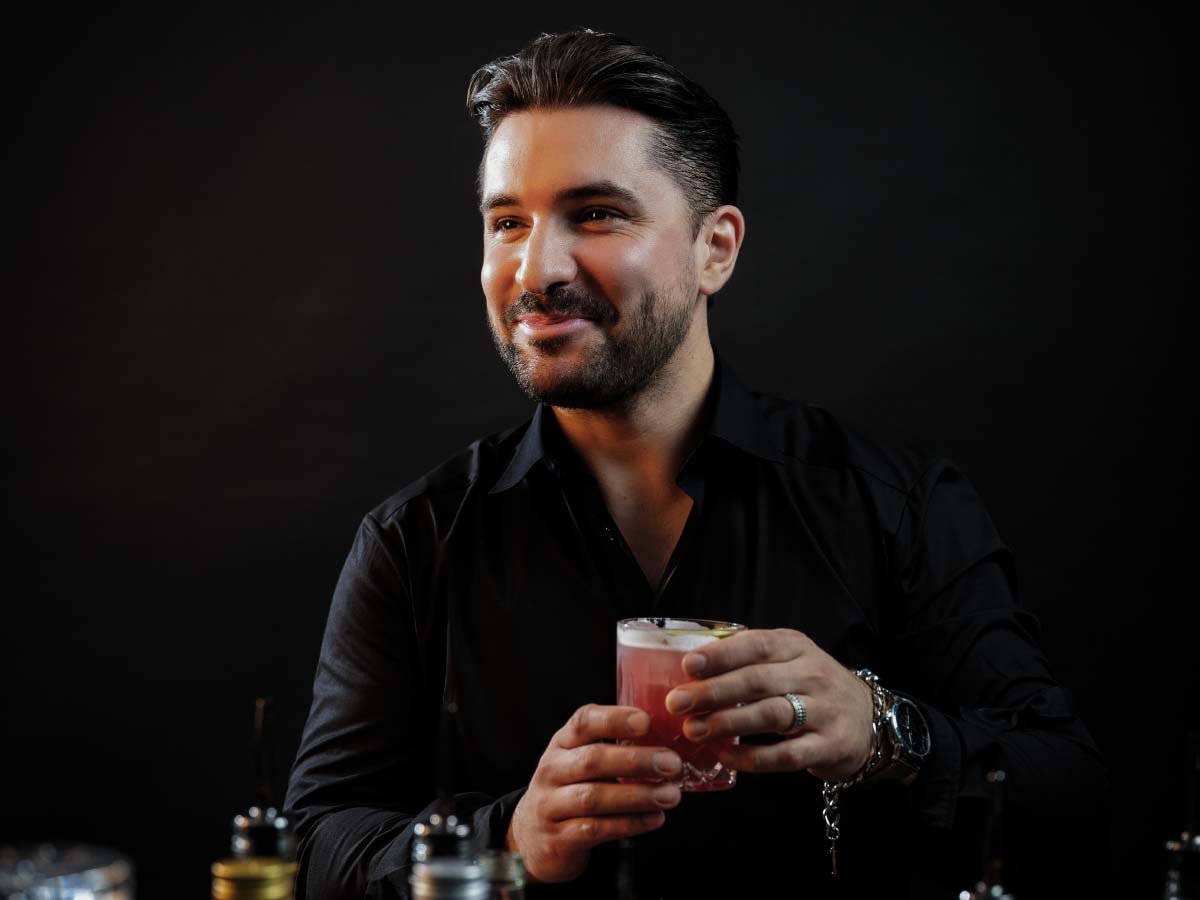 Moritz Wolf-Weisbrod – der Barkeeper des Cocktail Kini Munichf bei der Arbeit