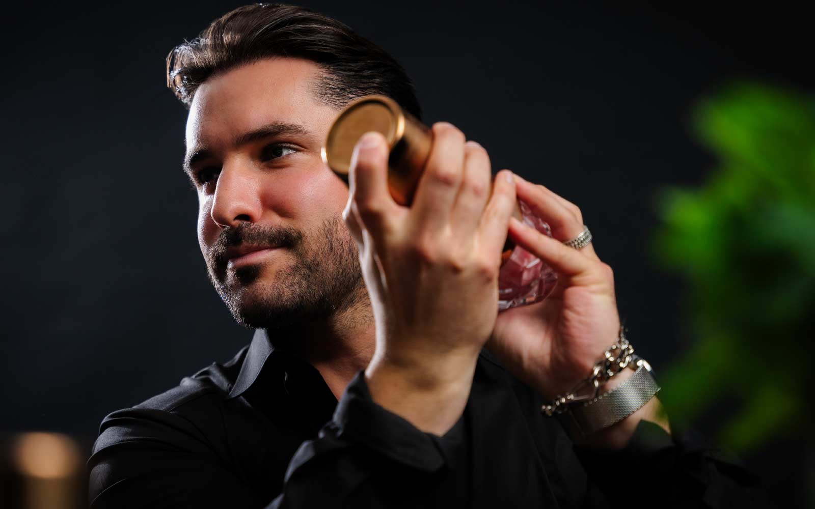 Barkeeper Moritz mit seinem Cocktailshaker