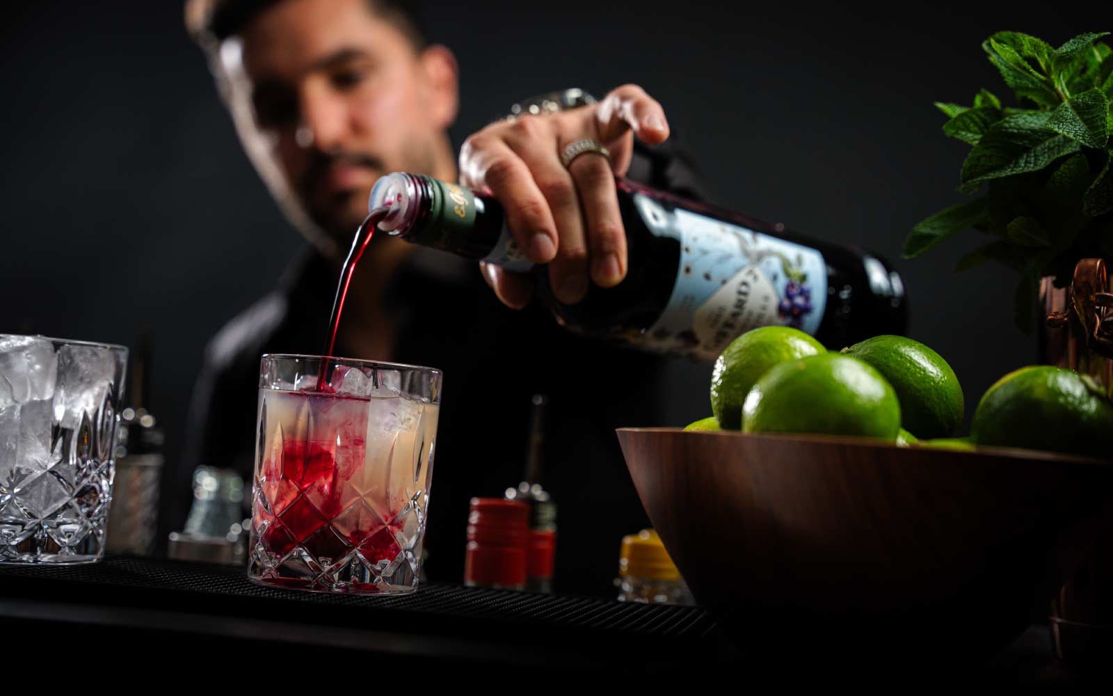Zubereitung eines Cocktails an der mobilen Bar des Cokatil Kini Munich