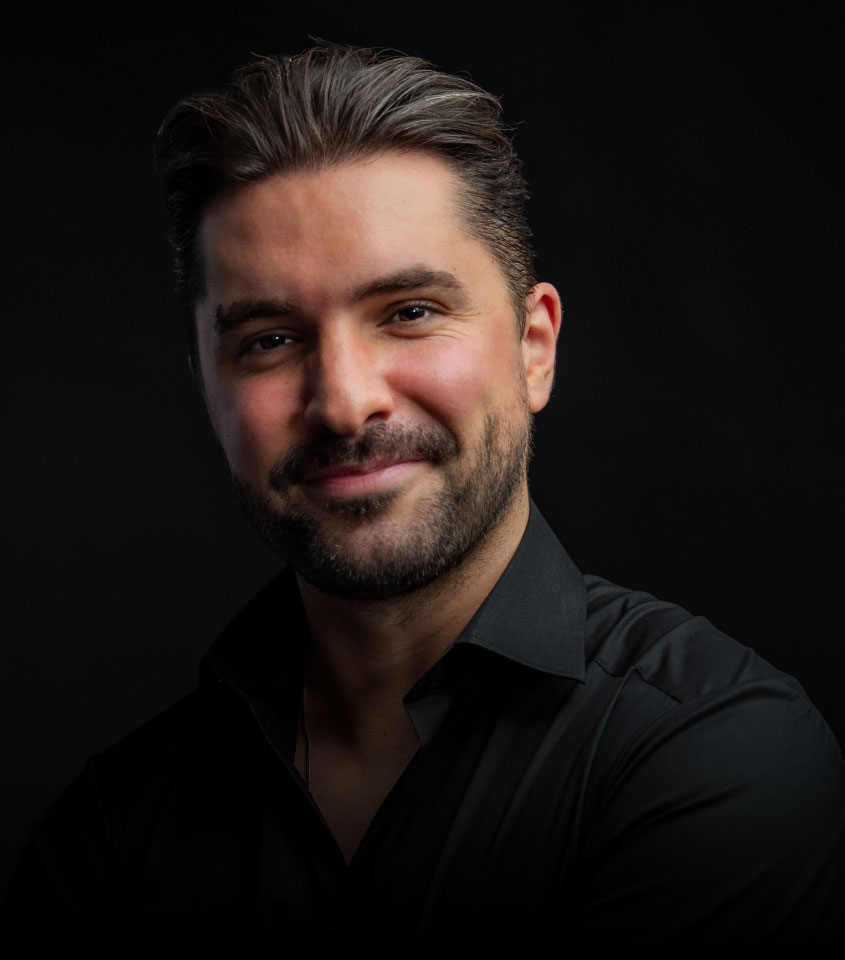 Portraitfoto des Cocktail Kini Munich - schwarz und elegant gekleidet