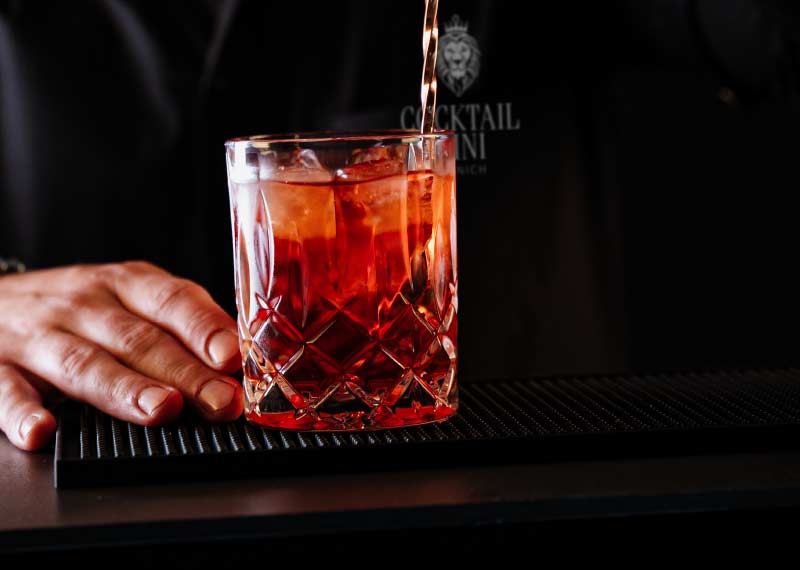 Nahaufname des Cocktail Kini bei der Zubereitung eines Cocktails