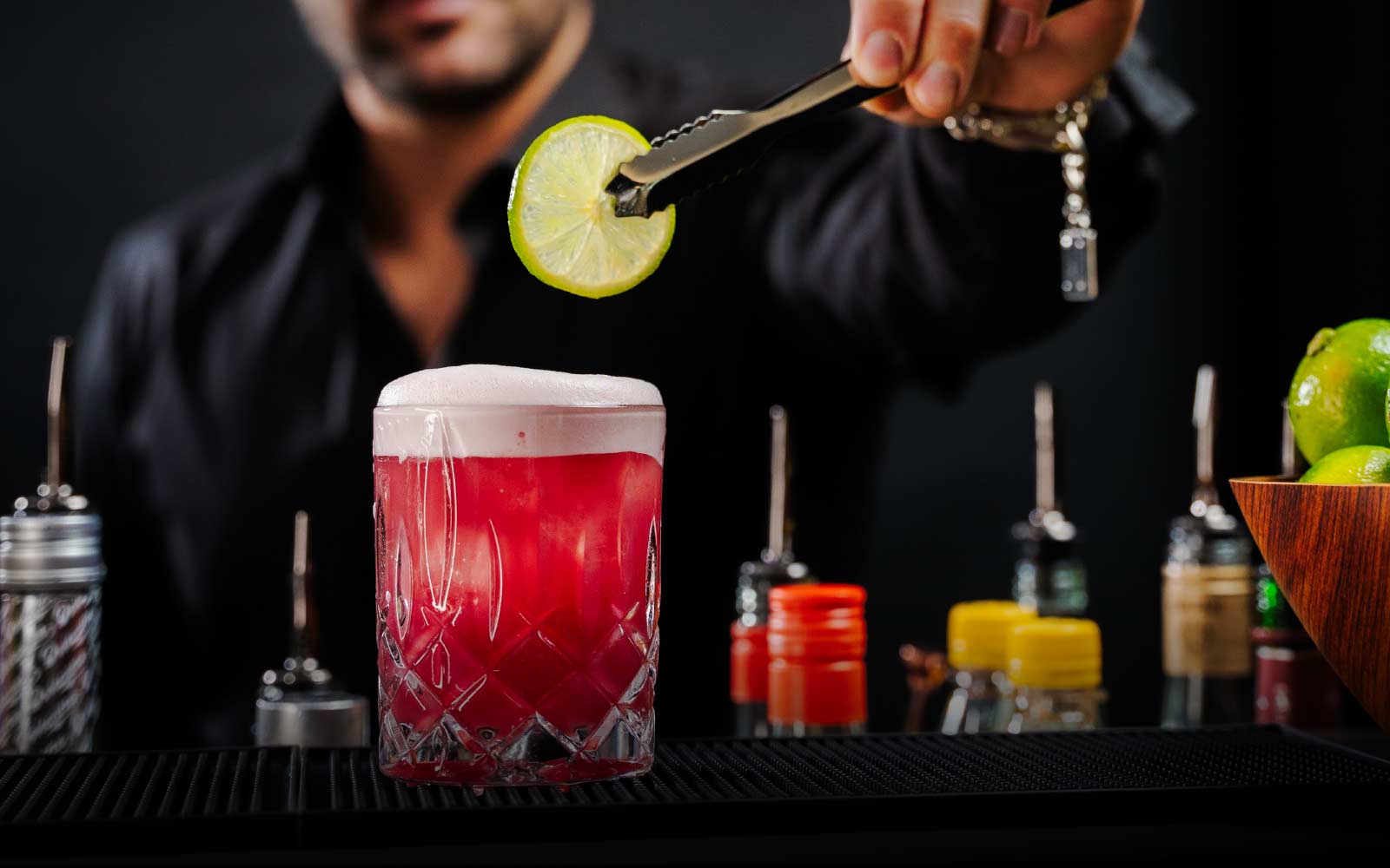 Bartender Moritz Wolf-Weisbrod bei der Zubereitung eines Coocktails